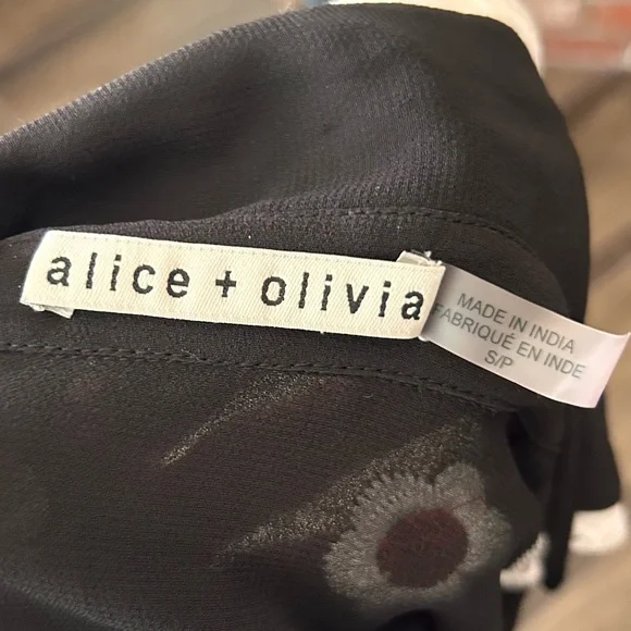 Alice + Olivia Willa Floral Embellished Scalloped Collar Placket Top Black Sz S - Picture 15 of 15